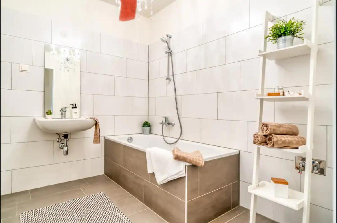 Modern Apartment With Balcony & Free Parking - Nearby Metro Viyana Dış mekan fotoğraf